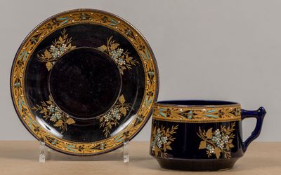 deux tasses et une soucoupe posées sur une table