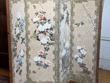 un paravent orné d'un motif floral