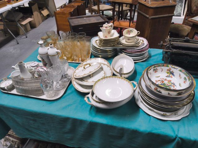 Lot de porcelaines diverses, plats creux et ovale, assiettes, pla...