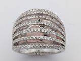 une image d'une bague en diamant sur fond blanc