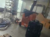 une valise posée par terre à côté d'une pile de bagages