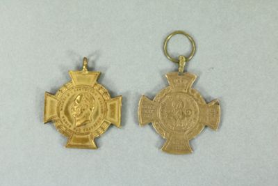 Deux médailles d'or sont représentées sur un fond blanc