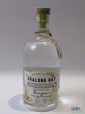 une bouteille d'alcool posée sur une table