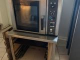 un micro-ondes posé sur une table dans une cuisine