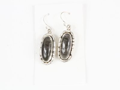 une paire de boucles d'oreilles en argent ornées d'une pierre noire au centre