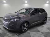la voiture grise est garée sur un sol en damier dans le garage