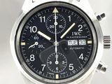gros plan d'une montre-bracelet avec un cadran noir