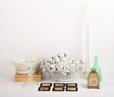 un grand nombre d'objets posés sur une table