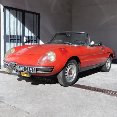 une voiture rouge garée dans un garage