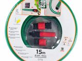 deux tuyaux d'arrosage, l'un vert et l'autre rouge, posés l'un sur l'autre