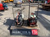 deux machines posées sur une palette dans le parking