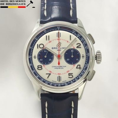 une image montrant un gros plan d'une montre-bracelet avec un bracelet bleu