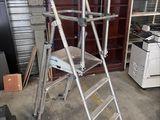 une échelle métallique qui se trouve dans un garage