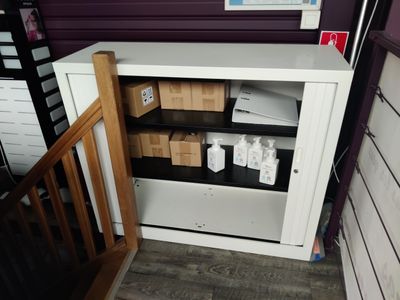 Meuble à rideaux en métal blanc