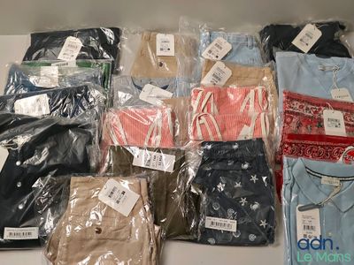 de nombreuses paires de chemises pour hommes sont exposées dans le magasin