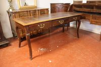 Bureau plat en bois fruitier sur bâti sapin mouluré.