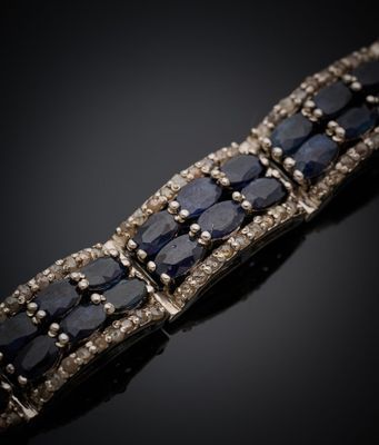 un bracelet en saphir et diamants sur un fond noir