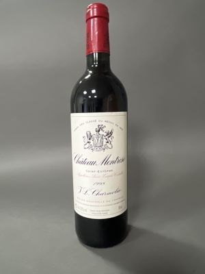 une bouteille de vin rouge posée sur une table