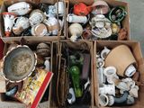 des cartons remplis d'objets divers posés à même le sol