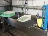 une cuisine équipée d'un évier et d'un lave-linge