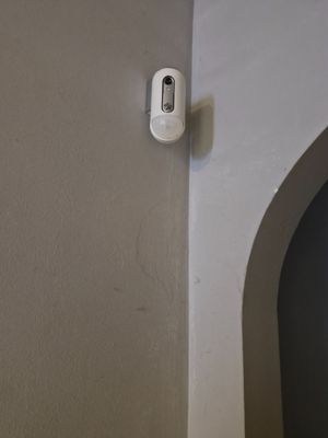 une photo d'une caméra de sécurité domestique fixée au mur