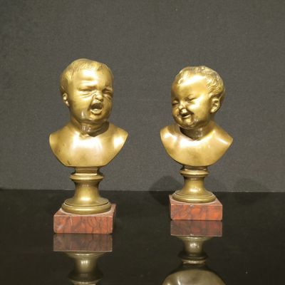 paire de bustes anciens en bronze représentant un garçon et une fille, posés sur des socles en marbre