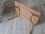 une table en bois sur laquelle est posé un porte-revues