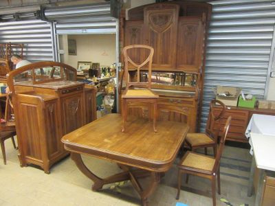 une table et des chaises dans une pièce avec beaucoup de meubles