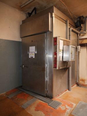 une photo d'un grand réfrigérateur industriel à l'intérieur d'un bâtiment