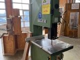 une photo d'une machine installée dans un bâtiment