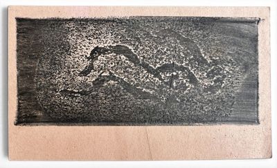 dessin représentant un homme sur une planche de surf, sur une plage de sable