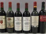 six bouteilles de vin sont alignées sur une table
