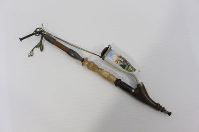 ALLEMAGNE Pipe à couvercle en porcelaine, corne blonde et co…