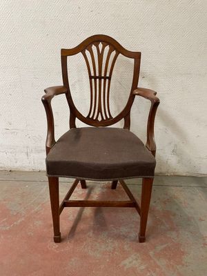 une chaise en bois avec une assise rembourrée marron