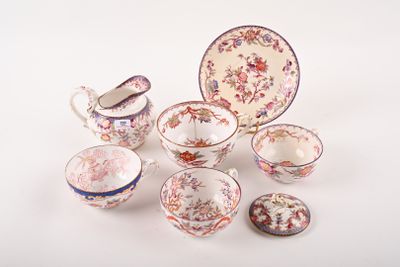 de nombreux types de plats et de bols en porcelaine sur la table