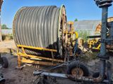 un gros tuyau fixé sur le côté d'un camion