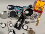beaucoup de montres, de montres et d'autres objets posés sur la table