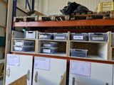 de nombreux cartons sur les étagères de l'entrepôt