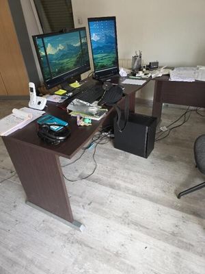 un bureau équipé de deux écrans et d'un clavier