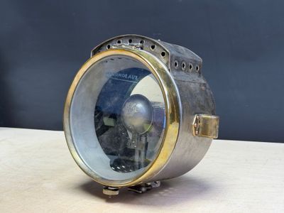 une petite lampe posée sur une table