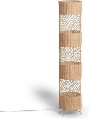 Le lampadaire est en osier et possède un pied en métal