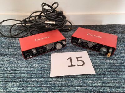 deux microphones posés l'un à côté de l'autre sur un tapis