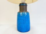 un vase bleu surmonté d'une lampe