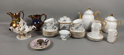de nombreux types de tasses et soucoupes pour le thé et le café