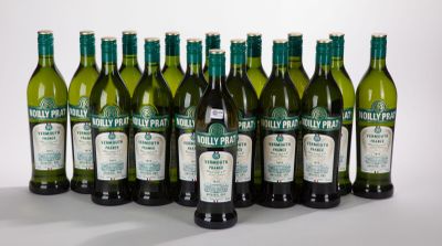 douze bouteilles de vin sont alignées sur une surface blanche