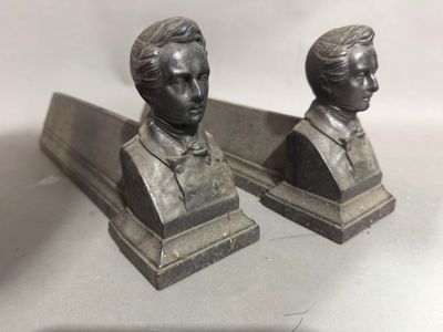 paire de bustes en bronze représentant deux hommes, posés sur un socle