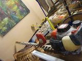 une photo d'un établi avec des outils dessus