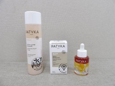 deux flacons de Patyka et un flacon de lotion posés sur une table
