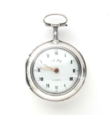une montre de poche en argent avec des chiffres romains sur le cadran