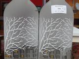 Deux bouteilles de Belvedere sont posées sur une table dans un magasin.
